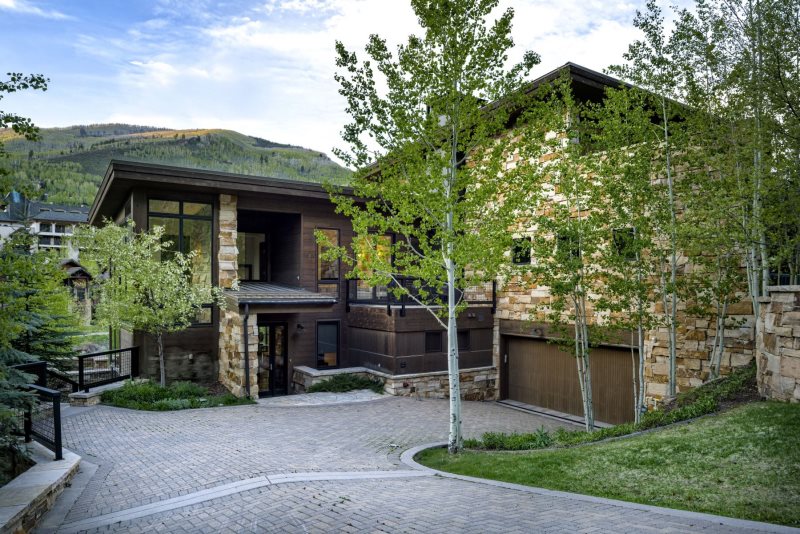 Stunning Home - Walk to Slopes